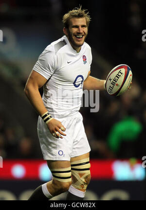 Rugby Union - Investec Perpetual Series 2010 - England / Samoa - Twickenham Stadium. Tom Croft feiert den zweiten Versuch Englands während des Investec Perpetual Series-Spiels in Twickenham, London. Stockfoto