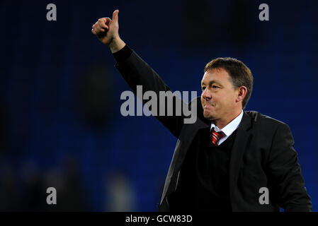 Billy Davies, Manager von Nottingham Forest, feiert den Sieg von Forest in der ersten Front Der Auswärtfans nach dem letzten Pfiff Stockfoto