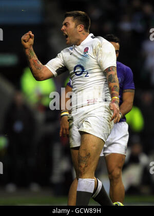 Rugby Union - Investec Perpetual Series 2010 - England / Samoa - Twickenham Stadium. Matt Banahan feiert den Eröffnungstrick Englands während des Investec Perpetual Series-Spiels in Twickenham, London. Stockfoto