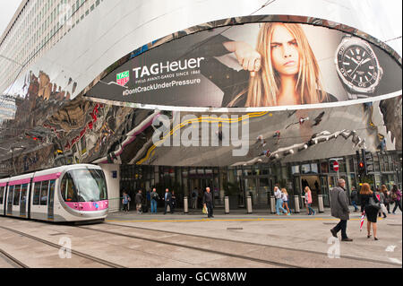 Straßenbahn in Birmingham am Bahnhof New Street, die von Birmingham nach Wolverhampton führt. Stockfoto