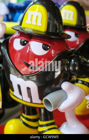 Feuerwehrmann rot M & M Dispenser, M & M' Online Store, Times Square, New York Stockfoto