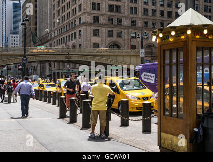 Taxis und Taxistand, 42nd Street im Grand Central Terminal, NYC Stockfoto