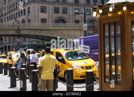 Taxis und Taxistand, 42nd Street im Grand Central Terminal, NYC Stockfoto