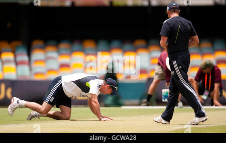 Cricket - 2010 Ashes Series - England gegen Australien - England Netze - die Gabba. Der englische Kapitän Andrew Strauss blickt während einer Nets-Session auf dem Gabba in Brisbane, Australien, auf das Spielfeld. Stockfoto