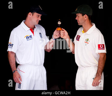 Der englische Kapitän Andrew Strauss (links) und der australische Kapitän Ricky Ponting posieren für Fotografen mit der Ashes Urne während einer Fotozelle auf der Gabba in Brisbane, Australien. Stockfoto