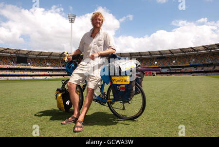 Der Wohltätigkeitsradler Oli Broom, der vom Lords Cricket Ground in London zur Gabba in Brisbane, Australien, gefahren ist, um Geld für wohltätige Zwecke zu sammeln. Stockfoto