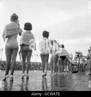 Eine plötzliche Dusche zwingt die Finalisten von Miss UK, sich bei der Beurteilung des Wettbewerbs in Blackpool, Lancashire, mit Handtüchern zu bedecken. Stockfoto