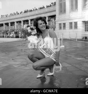 Die Schärpe von „Miss United Kingdom 1962“ und ein Siegerstrauß für die Badeschönheit Jackie White von Derby, einer 20-jährigen Hausfrau und Mutter einer zweijährigen Tochter. Jackie gewann das Finale des Wettbewerbs im Open-Air-Bad in Blackpool. Stockfoto