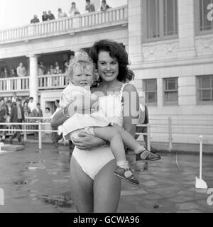 Die zweijährige Tracey White mit ihrer Mutter, der frisch gekrönten Miss Großbritannien, Jackie White, in Blackpool, Lancashire. Stockfoto