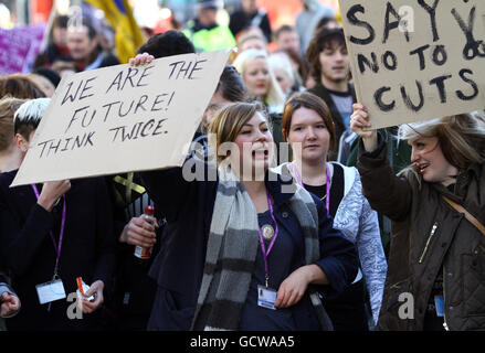 Studenten des Sussex Coast College in Hastings, East Sussex, gehen auf die Straße in Hastings, um gegen die vorgeschlagene Erhöhung der Studiengebühren zu protestieren. Stockfoto