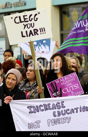 Studenten des Sussex Coast College in Hastings, East Sussex, gehen auf die Straße in Hastings, um gegen die vorgeschlagene Erhöhung der Studiengebühren zu protestieren. Stockfoto