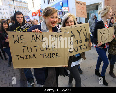 Studenten des Sussex Coast College in Hastings, East Sussex, gehen auf die Straße in Hastings, um gegen die vorgeschlagene Erhöhung der Studiengebühren zu protestieren. Stockfoto