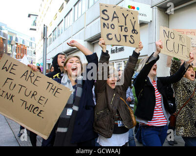 Studenten des Sussex Coast College in Hastings, East Sussex, gehen auf die Straße in Hastings, um gegen die vorgeschlagene Erhöhung der Studiengebühren zu protestieren. Stockfoto