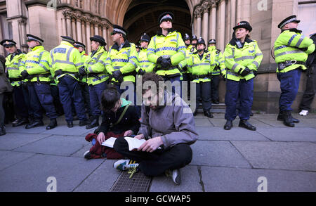 Studenten vor dem Rathaus von Manchester protestieren gegen die Pläne der Regierung, die Studiengebühren zu erhöhen. Stockfoto