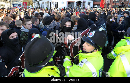 Während eines Protestes gegen die Pläne der Regierung, die Studiengebühren zu erhöhen, treffen Studenten mit der Polizei in Manchester zusammen. Stockfoto