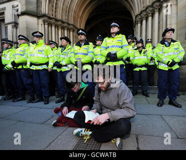 Studenten vor dem Rathaus von Manchester protestieren gegen die Pläne der Regierung, die Studiengebühren zu erhöhen. Stockfoto