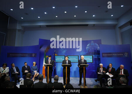 Taoiseach Brian Cowen (Mitte), Finanzminister Brian Lenihan (links) und Umweltminister John Gormley (rechts) kündigen den Nationalen Konjunkturplan im Government Press Centre in Dublin an. Stockfoto