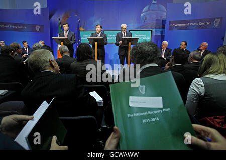 Taoiseach Brian Cowen (Mitte), Finanzminister Brian Lenihan (links) und Umweltminister John Gormley (rechts) kündigen den Nationalen Konjunkturplan im Government Press Centre in Dublin an. Stockfoto