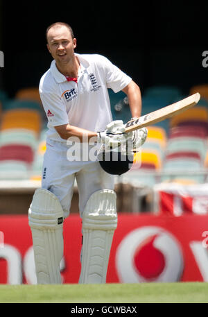 Der Engländer Jonathan Trott feiert beim ersten Ashes-Test auf der Gabba in Brisbane, Australien, sein Jahrhundert zu erreichen. Stockfoto