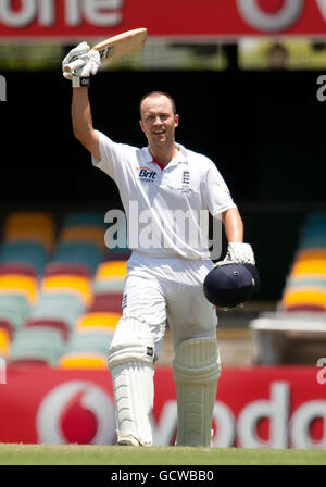 Cricket - 2010 Ashes Series - Erstes Testspiel - Tag fünf - England gegen Australien - die Gabba. Der englische Jonathan Trott feiert das Erreichen seines Jahrhunderts beim ersten Ashes-Test auf der Gabba in Brisbane, Australien. Stockfoto