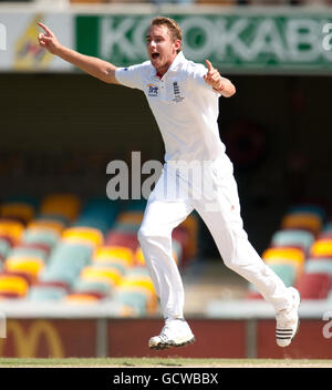Der englische Stuart Broad feiert die Ablegung des australischen Simon Katich während des ersten Ashes-Tests auf der Gabba in Brisbane, Australien. Stockfoto