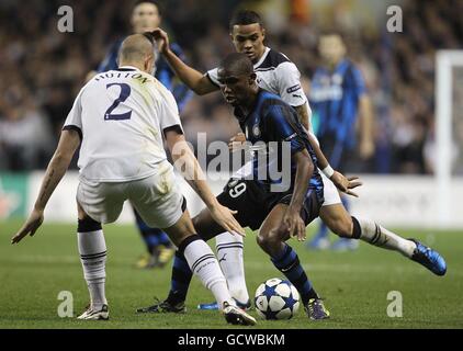 Samuel Eto'o (Mitte) von Inter Mailand im Kampf gegen Tottenham Hotspur Alan Hutton (links) und Jermaine Jenas (rechts) Stockfoto