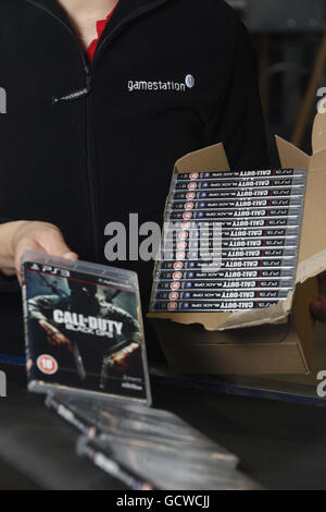 Ein Mitarbeiter von Gamestation bereitet die Verteilung von Kopien von Call of Duty: Black Ops im Gamestation Depot in Basingstoke, Hampshire vor der allgemeinen Veröffentlichung des Spiels am Dienstag, dem 9. November vor. Stockfoto