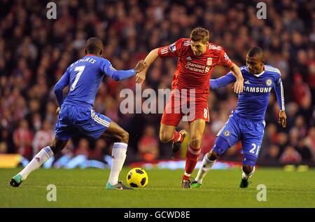 Steven Gerrard aus Liverpool kämpft mit Ramires aus Chelsea um den Ball (Links) und Salomon Kalou (rechts) Stockfoto