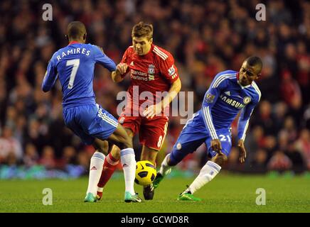 Steven Gerrard aus Liverpool kämpft mit Ramires aus Chelsea um den Ball (Links) und Salomon Kalou (rechts) Stockfoto