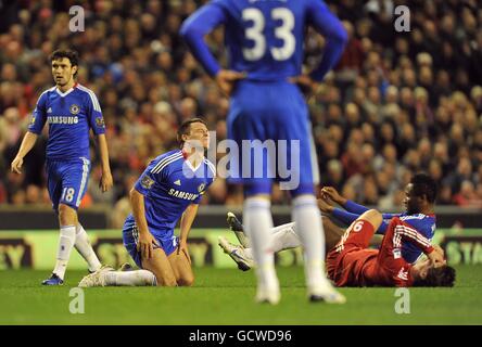 Liverpools Fernando Torres liegt nach der Kollision mit dem auf dem Boden Chelsea's John Terry (zweiter von links) Stockfoto