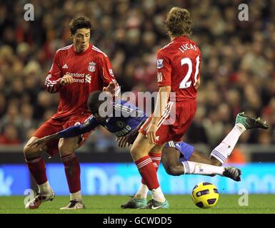 Fußball - Barclays Premier League - Liverpool - Chelsea - Anfield. Chelsea's Ramires (Mitte) in Aktion mit Liverpools Fernando Torres (links) und Lucas Leiva Stockfoto