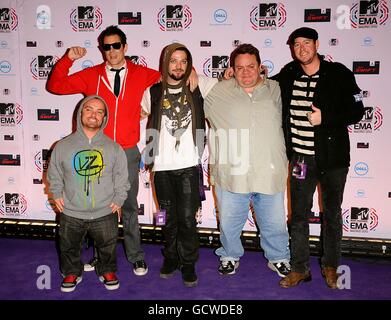 (Von links nach rechts) Jason 'Wee-man' Acuna, Johnny Knoxville, Bam Margera, Preston Lacy und Ehren McGhehey von Jackass bei der Ankunft für die MTV Europe Music Awards 2010 im Caja Magica, Manzanares Park, Madrid, Spanien. Stockfoto