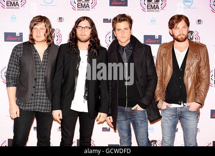 Kings of Leon, (von links nach rechts) Matthew Followill, Nathan Followill, Jared Followill und Caleb Followill bei der Ankunft für die MTV Europe Music Awards 2010 im Caja Magica, Manzanares Park, Madrid, Spanien. Stockfoto