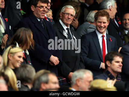 Rugby Union - Investec Challenge Series 2010 - England / Neuseeland - Twickenham. Prinz Harry (rechts) teilt einen Witz mit Zara Phillips (links unten) vor dem Spiel in Twichenham, London. Stockfoto