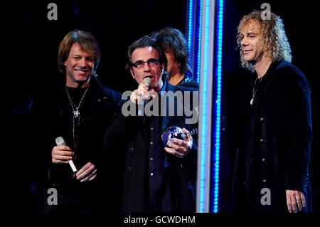 US-Band Bon Jovi, von links, Jon Bon Jovi, Tico Torres und David Bryan während der MTV Europe Music Awards 2010, im Caja Magica, Manzanares Park, Madrid, Spanien. Stockfoto