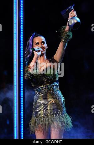 NUR ZUR REDAKTIONELLEN VERWENDUNG – KEINE WARE. Katy Perry mit ihrem Preis für das beste Video während der MTV Europe Music Awards 2010 im Caja Magica, Manzanares Park, Madrid, Spanien. Stockfoto