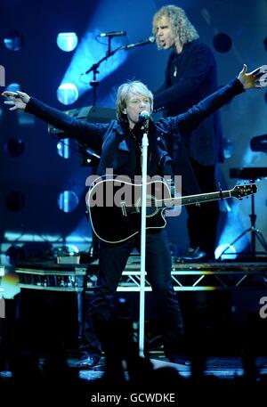 Bon Jovi treten auf der Bühne während der MTV Europe Music Awards 2010 auf, im Caja Magica, Manzanares Park, Madrid, Spanien. Stockfoto