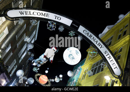 Ein allgemeiner Blick auf die Weihnachtsbeleuchtung an der Carnaby Street in London. Stockfoto