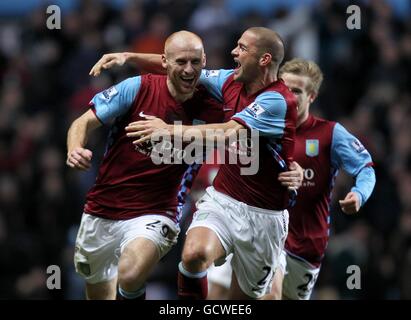 Fußball - Barclays Premier League - Aston Villa gegen Blackpool - Villa Park. James Collins von Aston Villa (links) feiert das dritte Tor seiner Spielseite Stockfoto