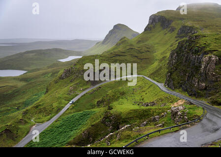 Eine Straße schlängelt sich durch die Berge, Highlands; Staffin, Schottland Stockfoto