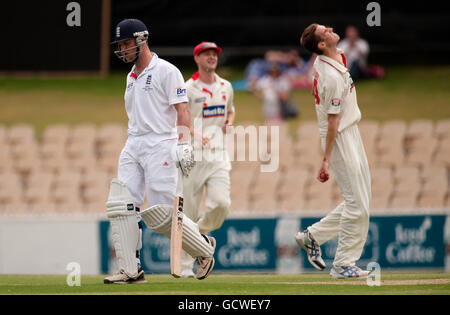 Der Engländer Jonathan Trott verlässt das Feld, nachdem er während des Tourneespiel im Adelaide Oval, Adelaide, Australien, von Peter George aus Südaustralien entlassen wurde. Stockfoto