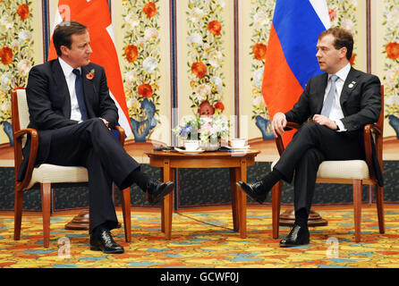 Vor dem G20-Gipfel in Seoul trifft Premierminister David Cameron mit dem russischen Präsidenten Dmitri Medwedew zusammen. Stockfoto