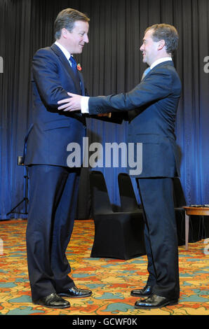 Vor dem G20-Gipfel in Seoul trifft Premierminister David Cameron mit dem russischen Präsidenten Dmitri Medwedew zusammen. Stockfoto