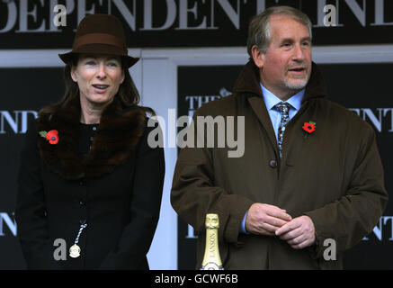 Pferderennen - The Open Sunday - Cheltenham Racecourse. Der unabhängige Zeitungsredakteur Simon Kelner und seine Frau Sally Anne Lasson beim Open Sunday Day auf der Pferderennbahn Cheltenham. Stockfoto