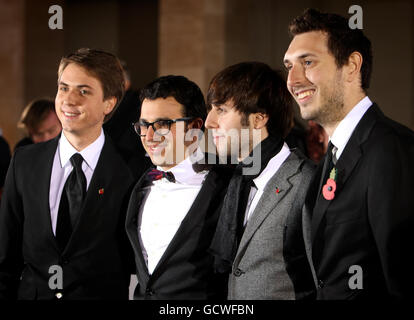 Die Stars der Inbetweeners (von links nach rechts) Joe Thomas, Simon Bird, James Buckley und Blake Harrison treffen bei den Variety Club Showbiz Awards 2010 im Grosvenor Hotel in Mayfair, im Zentrum von London, ein. Stockfoto