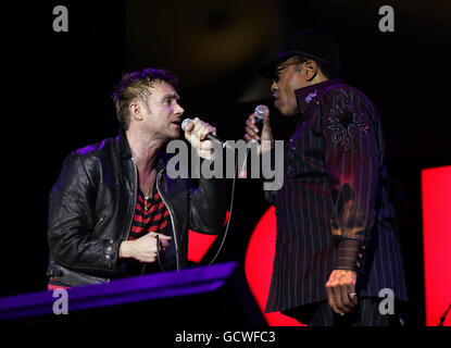 RETANSMISSION SCHLÜSSELWORT ÄNDERN. Damon Albarn (links) von Gorillaz mit Spezialgast Bobby Womack in der O2 Arena in Greenwich, Süd-Ost London. Stockfoto