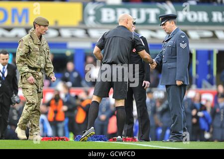 Fußball - Barclays Premier League - Everton / Arsenal - Goodison Park. Schiedsrichter Howard Webb (Mitte) schüttelt sich vor dem Anpfiff die Hände mit den Soldaten Stockfoto