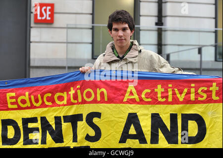 Mark Bergfeld vom Education Activist Network, der am 24. November einen Aktionstag für Studenten an der London School of Economics ankündigte. Stockfoto