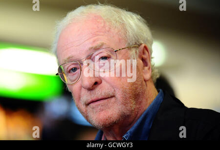 Sir Michael Caine kommt zu einer Autobiographie, The Elephant to Hollywood, bei Waterstones in London. Stockfoto