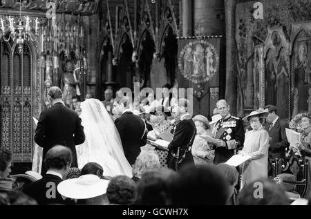 Von links nach rechts, Major Ronald Ferguson, seine Tochter Sarah und ihr Bräutigam der Herzog von York, in Westminster Abbey. Stockfoto